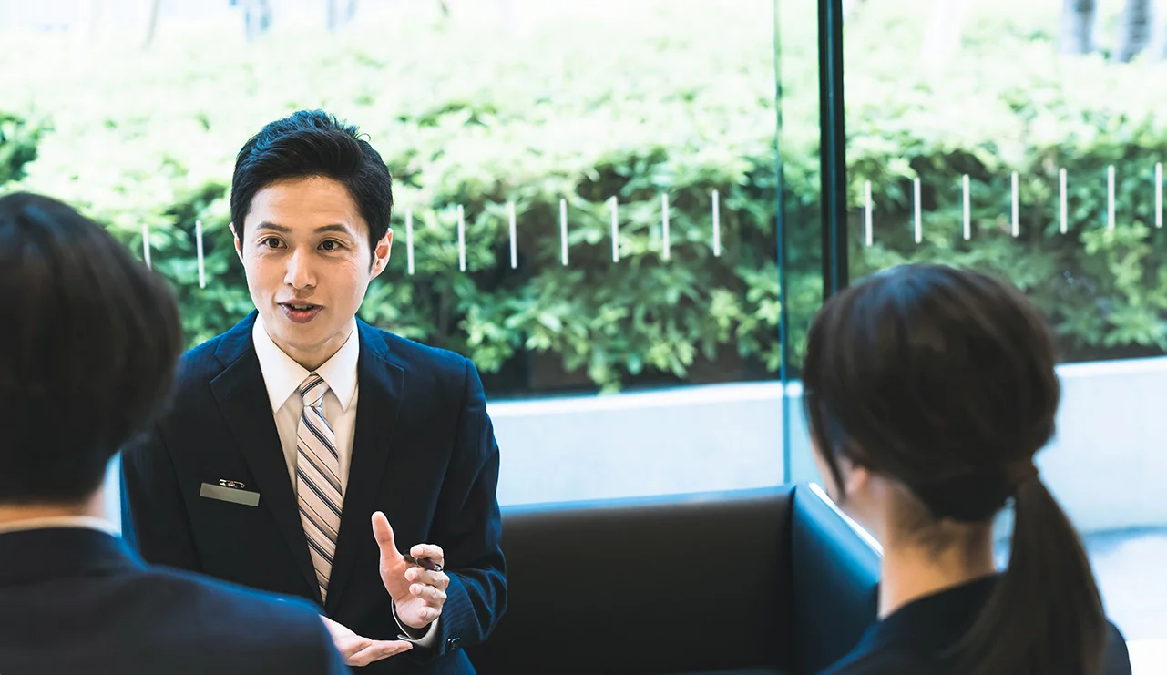 お客様と面談する男性社員