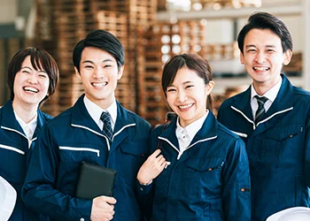 作業現場で笑顔のスタッフ